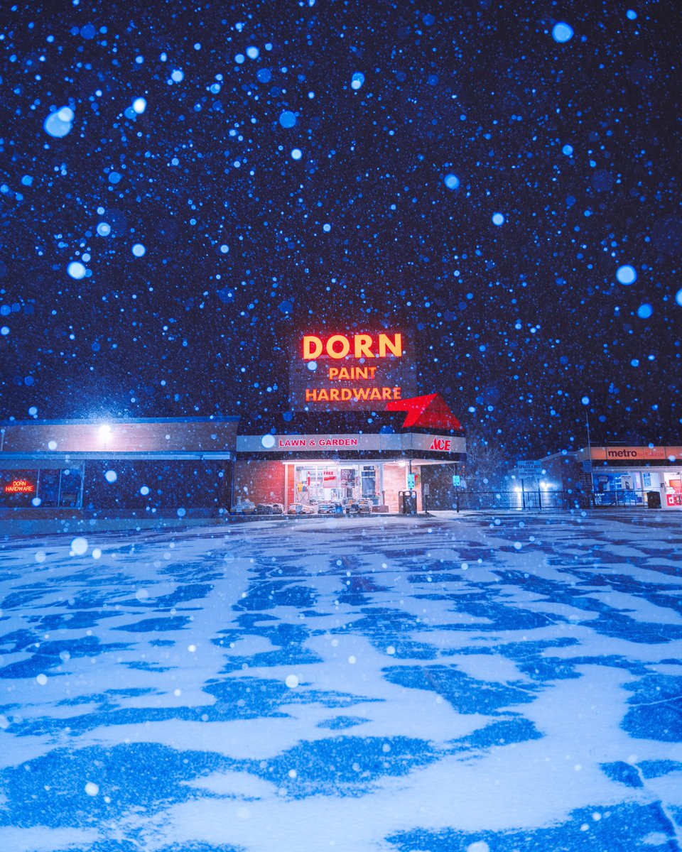 _thecolorfulkid's tweet image. Photos I took last night as it snowed in Madison