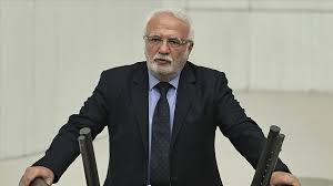 📌Soldaki: Mimar Sinan (Türk Mimar-Mimarbaşı)
📌Sağdaki: Mustafa Elitaş (Muhasebeci-AKP'li)

Soldaki, 81 cami, 51 mescit, 55 medrese, 26 darül-kurra, 17 türbe, 17 imarethane, 3 darüşşifa (hastane), 5 su yolu, 8 köprü, 20 kervansaray, 36 saray, 8 mahzen ve 48 de hamam yapmış, Van