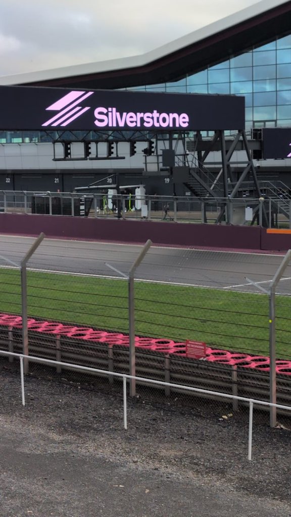 SpeedSectorF1's tweet image. 👀 OJO 

👉 Cadillac lleva todo el día en Silverstone intentando hacer sus primeras vueltas 

📣 Han podido encender el motor y han salido, pero solo esta tarde 

ℹ️ [@JPEIR0] 

#F1
