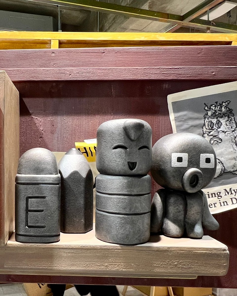 EarthBoundCafe's tweet image. ❓Dietro le quinte è possibile scorgere le statue delle Iron Pencil e Iron Eraser da EarthBound e le statue Octopus e Kokeshi da Mother 2. Nuovo merch in arrivo?

#EarthBound #Mother2