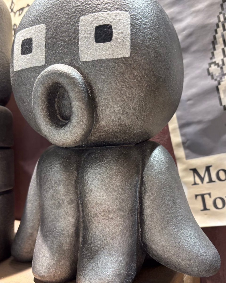 EarthBoundCafe's tweet image. ❓Dietro le quinte è possibile scorgere le statue delle Iron Pencil e Iron Eraser da EarthBound e le statue Octopus e Kokeshi da Mother 2. Nuovo merch in arrivo?

#EarthBound #Mother2