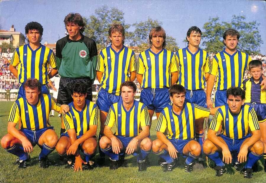 1987-1988 Fenerbahçesi..

Kayhan, Lukovcan, Pesic, Sedat, Nezihi, B.Şenol

Erdi, Durmuş, ? , Rıdvan, Önder

Soru işareti olan futbolcuyu ancak internet arastırmasiyla bulabildim.