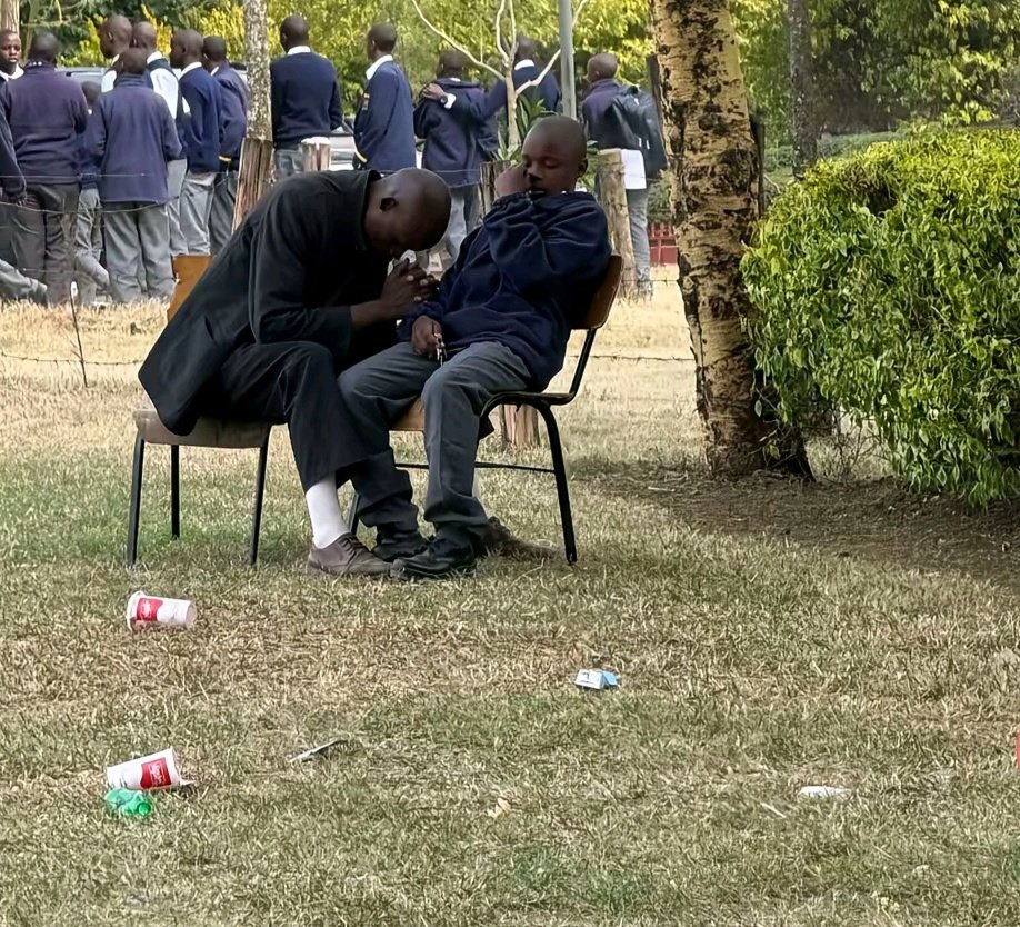 wildcanvasbull's tweet image. Dear God some of our parents have only you,😭 let the boy win for the sake of the DAD