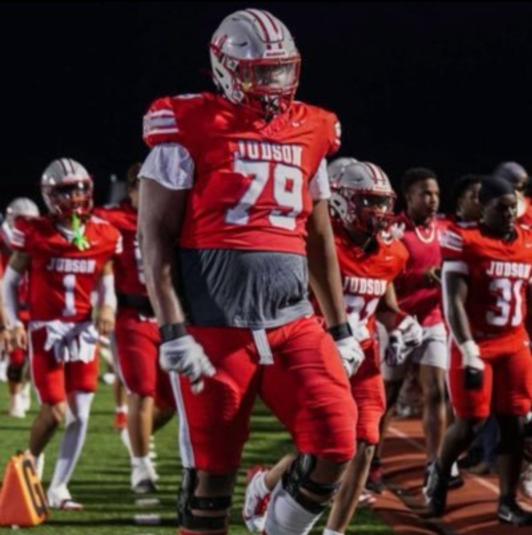 JButler_210's tweet image. 🚨 TXHSFB Transfer Alert🚨
Composite 4⭐️ Jai'Storm Knight is headed to Cornerstone Christian in San Antonio, Tx.
The 2028, 6'8 335lb Tackle has amassed over 22 offers including Texas, LSU, A&amp;amp;M, Arkansas among many others!
Big pick up for Coach Clayton Guillory and the…