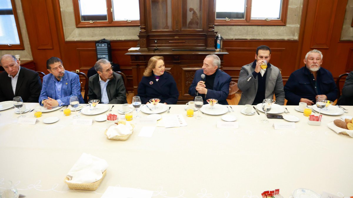 YasminEsquivel_'s tweet image. Espacios de diálogo con integrantes de Confederaciones y Sindicatos de México para escuchar sus planteamientos y reflexionar sobre los retos en materia laboral.

Reiteré que las y los trabajadores y la defensa de sus derechos son una prioridad. Mantener canales de comunicación…