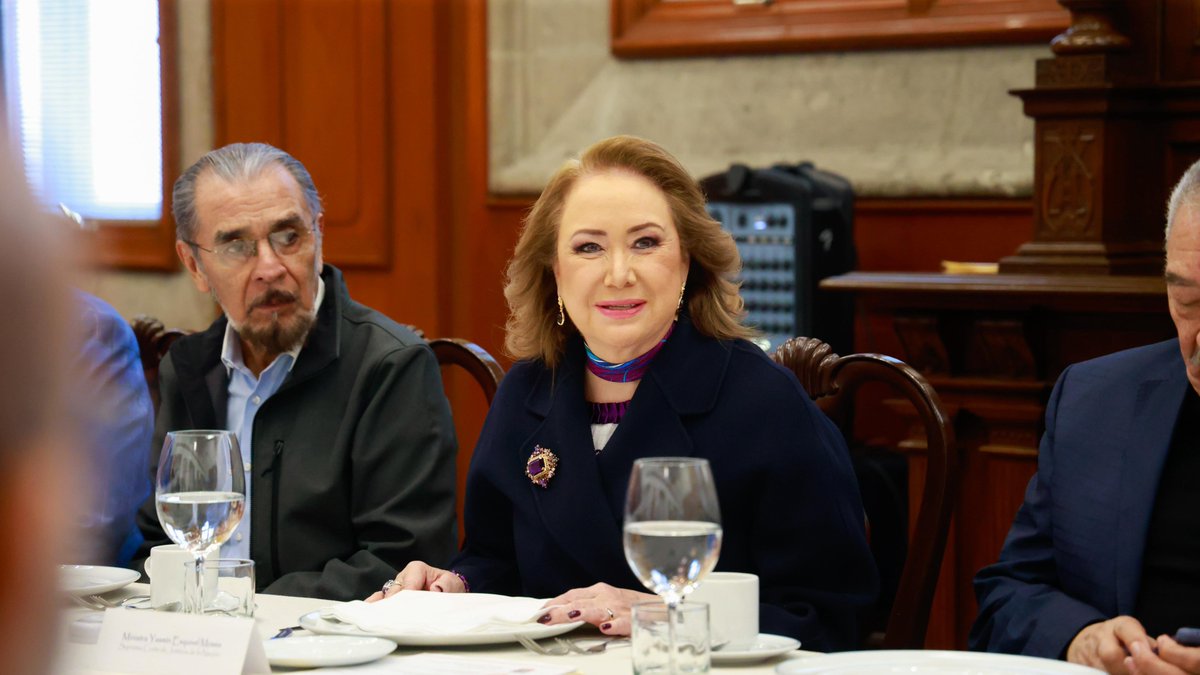 YasminEsquivel_'s tweet image. Espacios de diálogo con integrantes de Confederaciones y Sindicatos de México para escuchar sus planteamientos y reflexionar sobre los retos en materia laboral.

Reiteré que las y los trabajadores y la defensa de sus derechos son una prioridad. Mantener canales de comunicación…