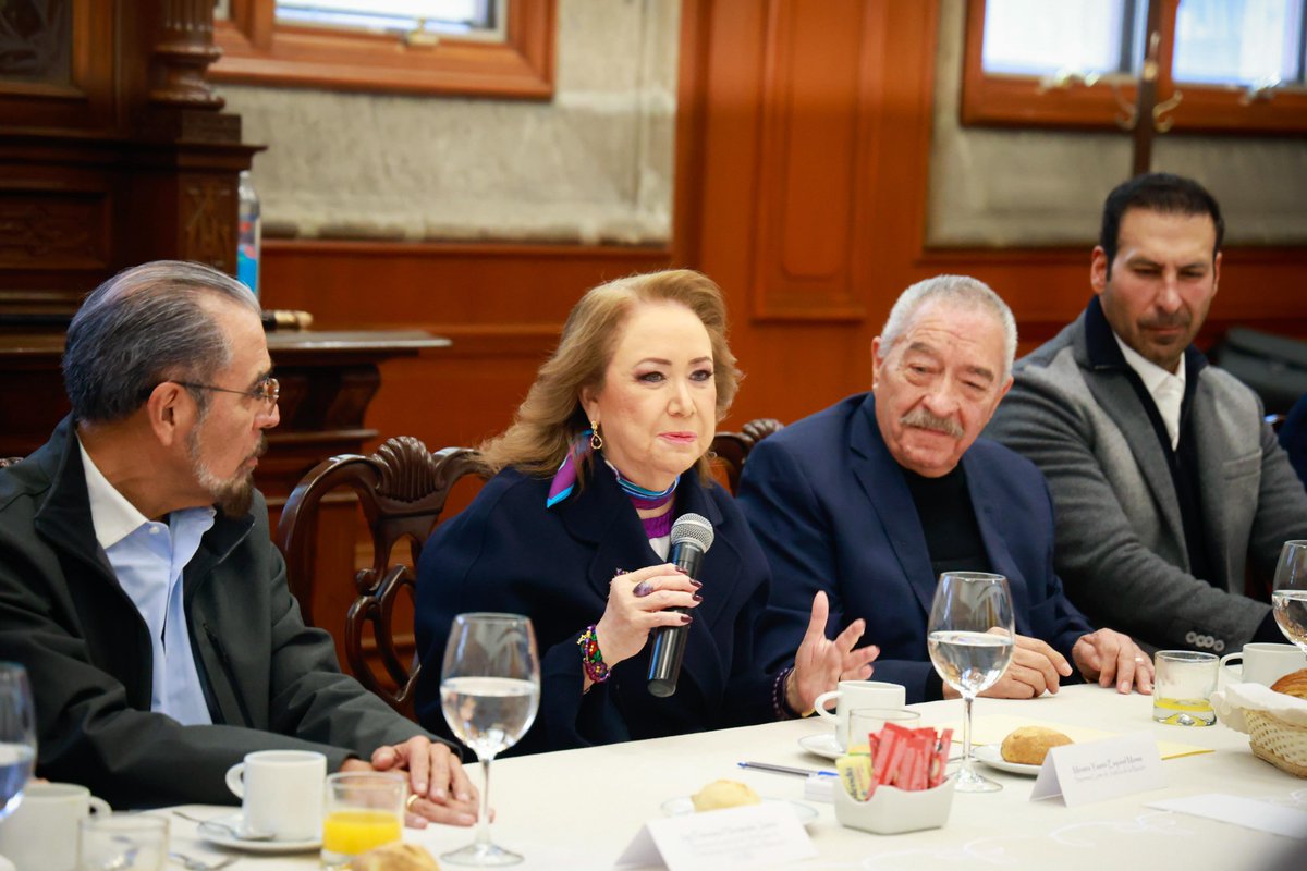 YasminEsquivel_'s tweet image. Espacios de diálogo con integrantes de Confederaciones y Sindicatos de México para escuchar sus planteamientos y reflexionar sobre los retos en materia laboral.

Reiteré que las y los trabajadores y la defensa de sus derechos son una prioridad. Mantener canales de comunicación…