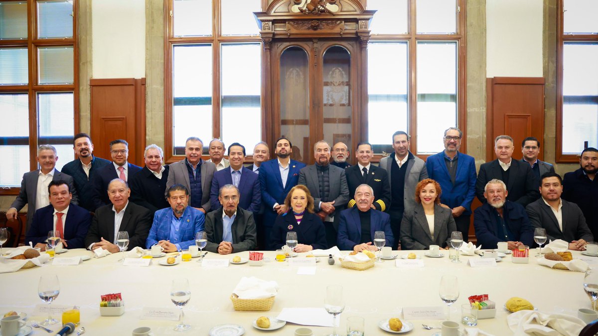 YasminEsquivel_'s tweet image. Espacios de diálogo con integrantes de Confederaciones y Sindicatos de México para escuchar sus planteamientos y reflexionar sobre los retos en materia laboral.

Reiteré que las y los trabajadores y la defensa de sus derechos son una prioridad. Mantener canales de comunicación…