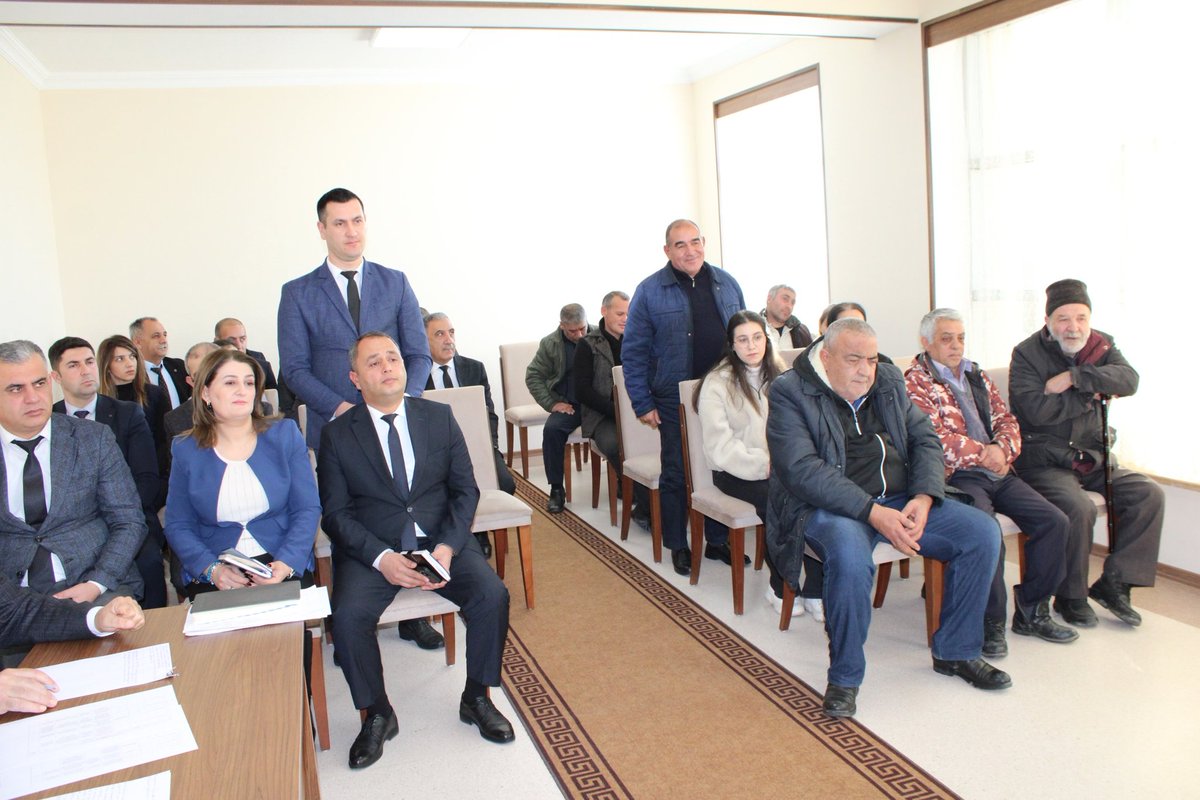 Rəcəb Rəhimli Vələver kəndində vətəndaşlarla görüş keçirdi

     Ordubad Rayon İcra Hakimiyyətinin başçısı Rəcəb Rəhimli tərəfindən rayon ərazisində vətəndaşlarla birbaşa ünsiyyətin təmin edilməsi, onların müraciət və təkliflərinin yerində dinlənilməsi məqsədilə növbəti səyyar