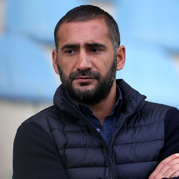 Galatasaraylı eski futbolcu Ümit Karan, ‘TCK/188 Uyuşturucu veya Uyarıcı Maddeyi Ruhsatsız Olarak Satmak', 'Satışa Arz Etmek - Vermek, Sevk Etmek, Nakletmek, Depolamak, Satın Almak, Kabul Etmek, Bulundurmak' suçundan tutuklama istemiyle sulh ceza hakimliğine sevk edildi. 

(DHA)