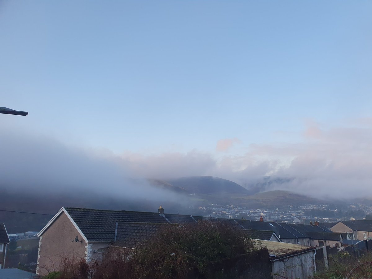 _Cheeo_'s tweet image. I always love seeing the clouds like this when I go for walks in the morning