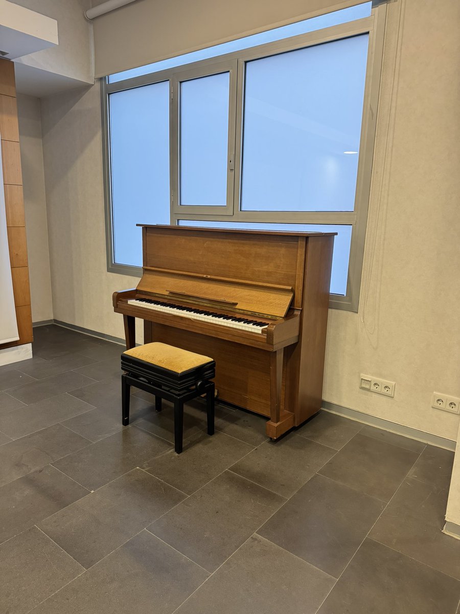 A la residència de gent gran “El Nadal” de Vic els feia il·lusió poder tenir un piano, i avui els he donat aquest.
No us ho comparteixo per presumir, ho faig perquè m’ha fet feliç fer-ho.
La música fa viure.