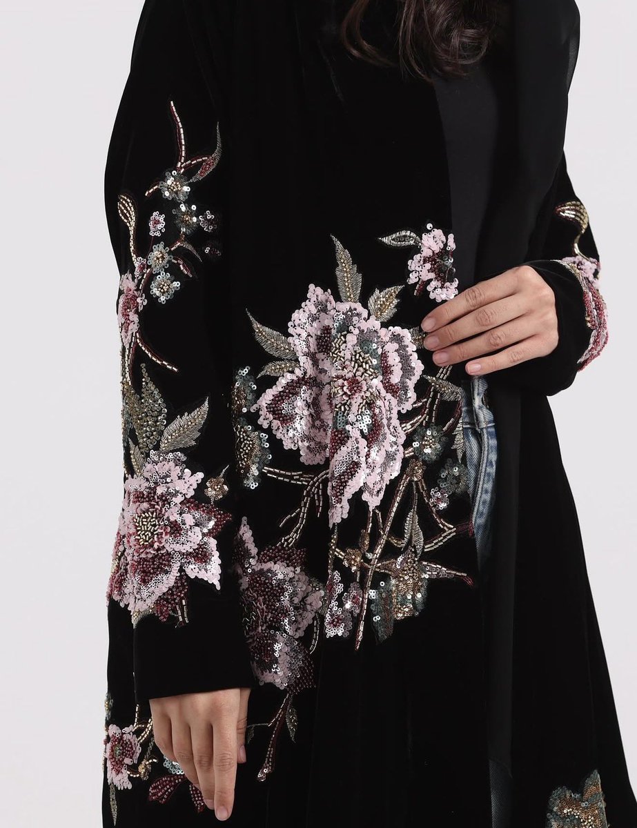 fashion_shw's tweet photo. موضي الكنهل تفوز بجائزة أفضل لاعبة للأتحاد السعودي للرياضات الالكترونية " تستاهل "✨

عبايتها كانت فخمة بزيادة والتطريز نظييف ، توني أكتشف براندهم اليوم " آرام " جميع القطع عندهم رائعة .. https://t.co/wKMnRqZov4