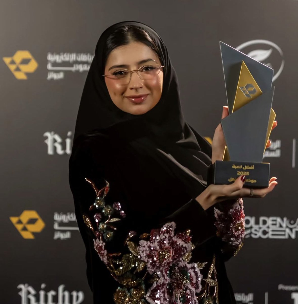 fashion_shw's tweet photo. موضي الكنهل تفوز بجائزة أفضل لاعبة للأتحاد السعودي للرياضات الالكترونية " تستاهل "✨

عبايتها كانت فخمة بزيادة والتطريز نظييف ، توني أكتشف براندهم اليوم " آرام " جميع القطع عندهم رائعة .. https://t.co/wKMnRqZov4