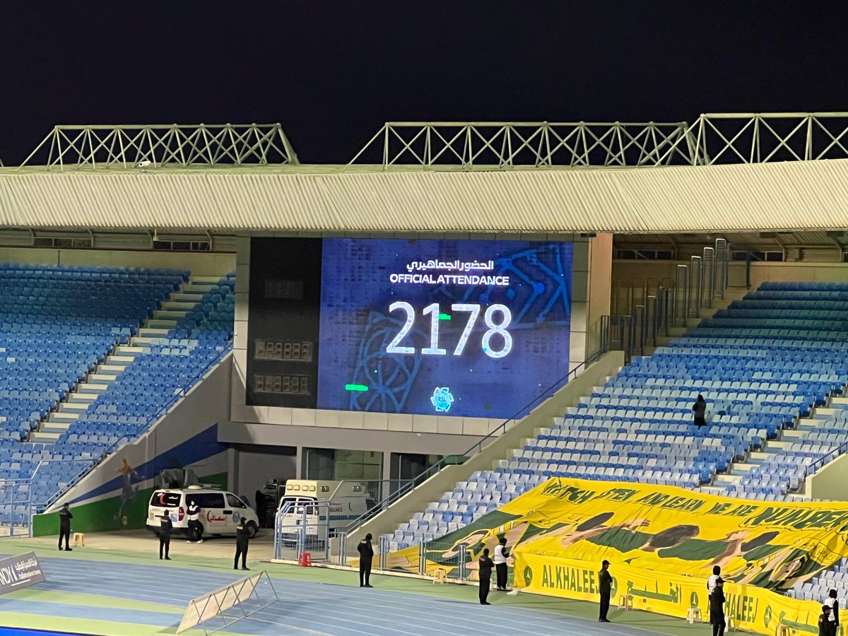 هاه وين الاعلام الحين ؟ 

حضور القادسية في مباراة الفيحاء كان 7845 والخليج شوفة عينكم هم نفسهم اللي يحضرون في مباريات كرة اليد جابوهم للملعب

اذا صار حضور الخليج 5 الاف قامت الدنيا ولا قعدت وشوفو الحضور ومدري وش

والقادسية بأكبر حضور بين اندية الشرقية محد يتكلم عنه

انصفو مدرج