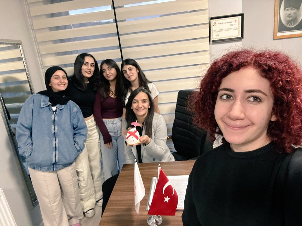 ezgiol's tweet photo. Öğrencime eziyet olan diş güle güle sana  🥰
Teşekkür etmeyi bilen vefalı gençler. Öğrenci harçlığı ile alınmış dünyada başka hiç bir tatla aynı olmayan o pasta 🥹

#gsbhepyanında
#GSBYurtları
#kyk
#gençlergözbebeğim https://t.co/RxcZpMC0IO