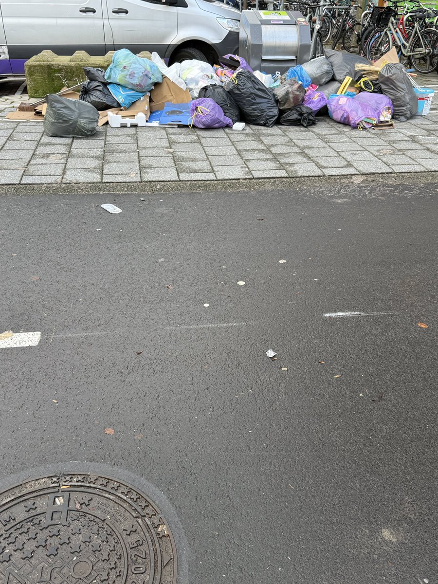 Is zeker niet mooi. Ben in verschillende buurten geweest, bewoners gesproken. 
Vanuit de directie afval en grondstoffen dit bericht👉Komend weekend gaat de gemeente (directie Afval/Grondstoffen) met extra inzet in Noord de containers legen en bijplaatsingen/grof vuil opruimen.