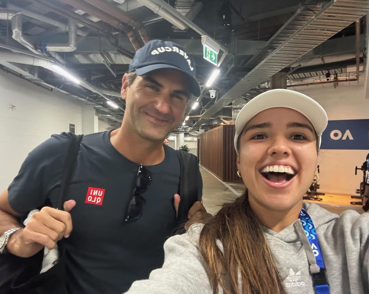 ¡QUE FOTO 😮‍💨! Nuestra tenista Camila Osorio con un tal Roger Federer.

¡Vamos por Australia 💛💛💙❤️!