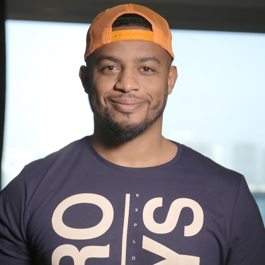 خلوني أكلمكم عن قصة مضحكة، تبين لك سفاهة أحلام الغرقى بالترفيه وبالذات حقين الألعاب...

في شخص مشهور جدا باليوتيوب وبمواقع التواصل عامةً... اسمه فهد سال

ما ترك خط أحمر إلا وتجاوزه... يخالف اوامر صريحة ويجاهر بالمعاصي ويتحدى الأحكام الشرعية وينكرها ويعظم الغرب بطريقة مرَضيّة