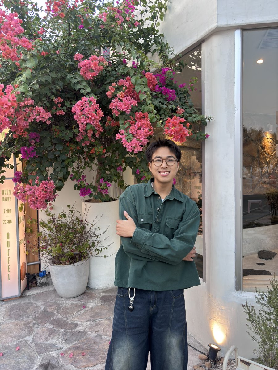 หนุ่มแว่นยิ้มหวานมันจะขายไม่ออกจีงดิ้ 🥹