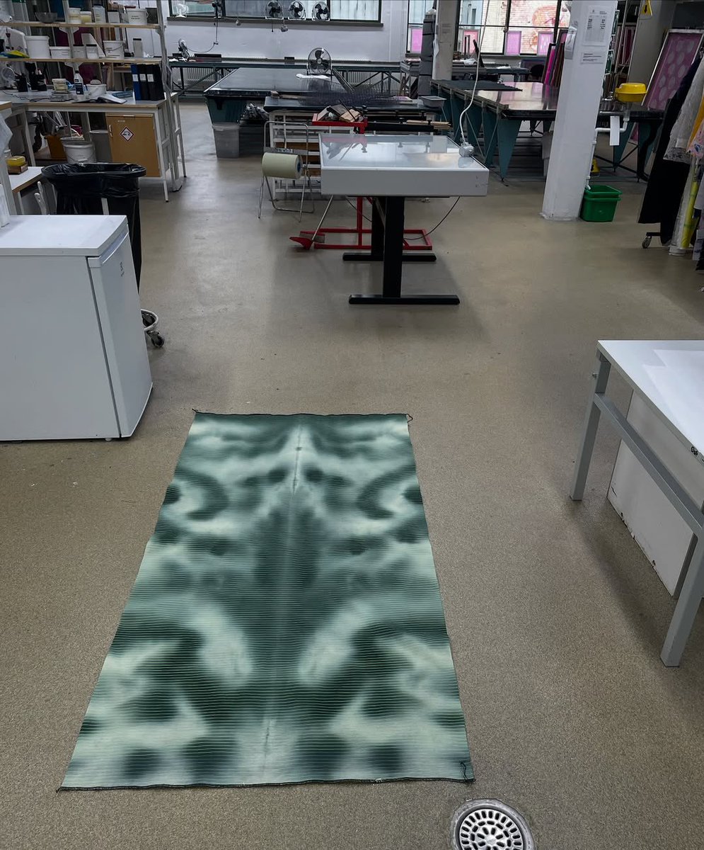 midlandtrenduk's tweet image. Most pleating uses woven fabric. Lan Krebs uses jersey knit, material that stretches and moves.
The technique didn’t die. It evolved. Same craft knowledge, new material challenges.
This is what living practice looks like. @lankrebs 

#midlandtrenduk #pleating