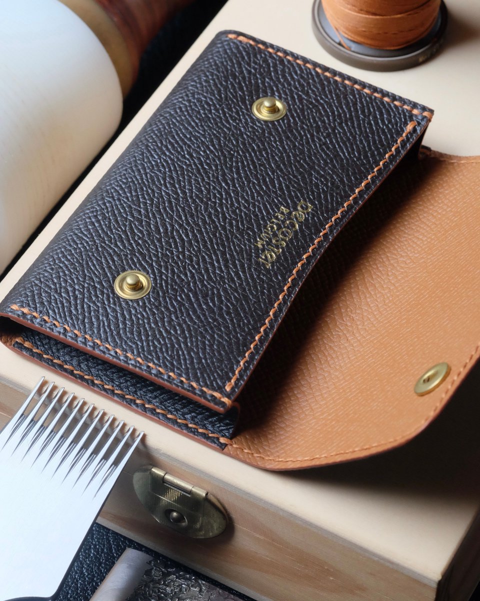 AtelierDecoster's tweet image. Porte-cartes business 29 en veau Epsom brun, intérieur en veau Epsom gold, fil caramel et peinture cognac #atelierdecoster #decoster #artisan #handmade #handstiched #handmadeinbelgium #madeinbelgium #handmadewallet #bespokewallet #customwallet