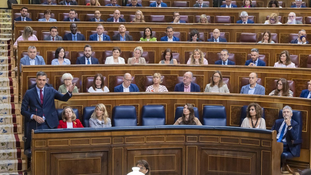 VOXpEspana's tweet image. ‼️ ÚLTIMA HORA

Los diputados del Congreso se suben el sueldo en 1,5% con un aumento de días libres. 

Sólo VOX ha votado en contra de esta vergüenza. Honor. 🇪🇸