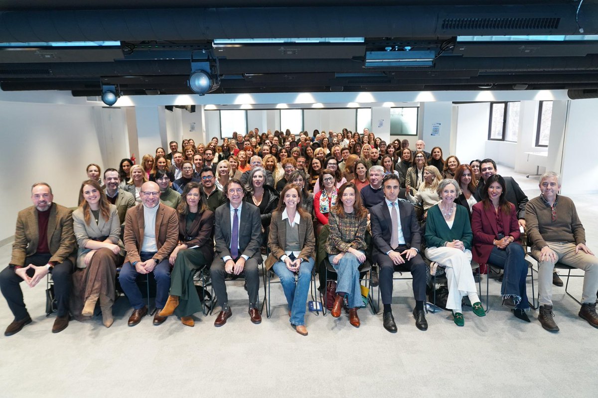 Nosotros sí defendemos a las clases medias, creamos oportunidades y protegemos el Estado del bienestar.

Aquí está el #EquipoSocial del <a href="/ppopular/">Partido Popular</a> para demostrarlo: gracias a todos los responsables de política social que habéis venido de toda España.

✔️Las personas, en el centro.