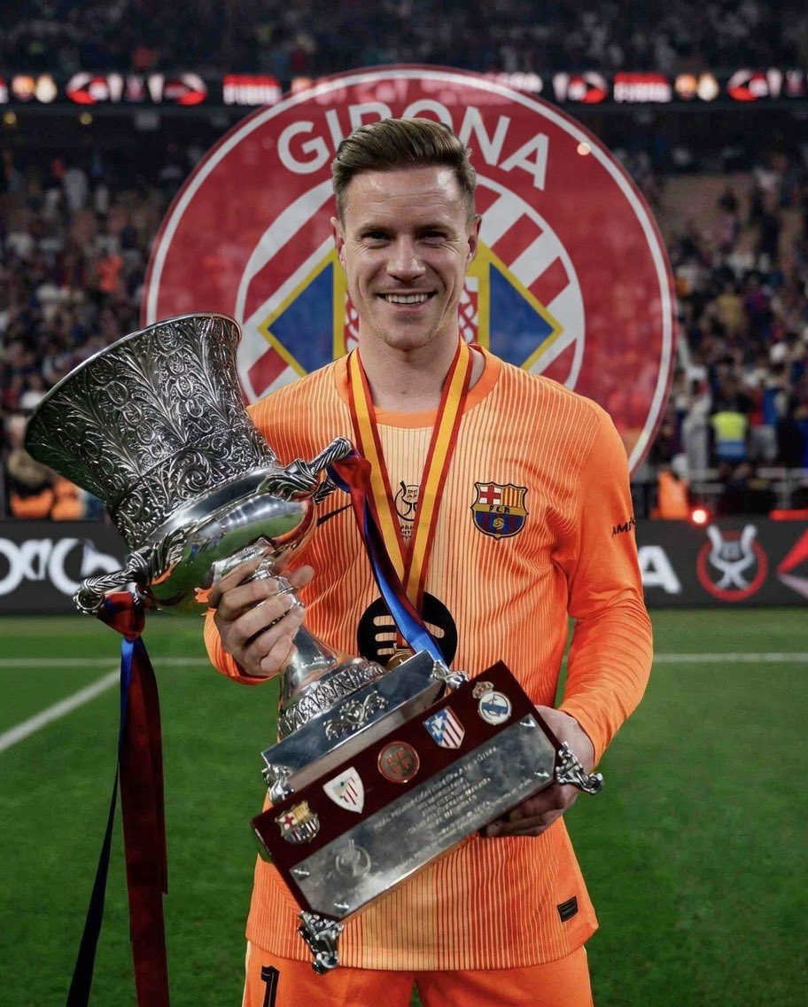 Datos_arg's tweet image. 🤯🇪🇸 Marc-André Ter Stegen JUGARÁ en GIRONA CEDIDO por el BARCELONA HASTA JUNIO.

Solo jugó 5 PARTIDOS en 2025, TIENE MOLESTIAS en la ESPALDA por su lesión grave allí, pero quiere CONTINUIDAD para el Mundial 2026. ❌

Vía @FabrizioRomano.