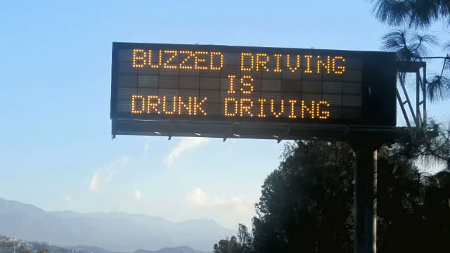 [J.Crew 야매영어 #2] 
야매영어 두번째 시간이 돌아왔습니다. 오늘은 술에 관한 썰을 풀어보려고 해요. 먼저 술을 영어로 뭐라고 할까요? 우리가 아는 Alcohol 은 화학적 알코올을 의미하는 말로, 발음은 ‘앨코호올’ 입니다. 우리말처럼 "알콜/알코올"로 발음하면 미국인들은 못 알아듣습니다. 이건