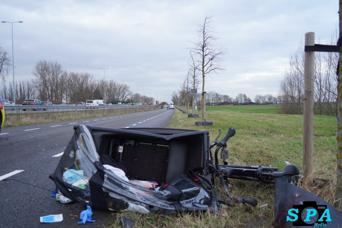Vader en dochter in bakfiets aangereden door busje