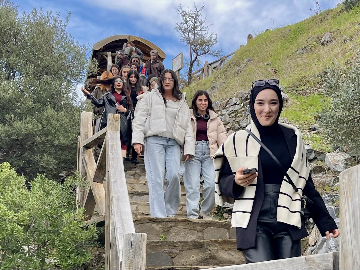 Sultanhisar KYK Kız Yurdu öğrencileri ile Kuşadası ilçesine düzenlediğimiz gezide, Güzelçamlı Dilek Yarımadası Milli Parkı, Güvercin Ada ve müzesinin de içinde bulunduğu eğlenceli bir gezi düzenledik.