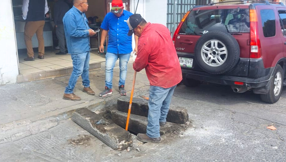 💧👷 Durante la semana, cuadrillas de #Interapas realizaron trabajos de mantenimiento y limpieza a cajas de válvulas.
Se intervino la Av. Nicolás Zapata esquina con:
📍Mariano Otero
📍Mariano Ávila
📍Anáhuac
📍Benigno Arriaga
📍Priv. Vallarta
📍Priv. Nogales
📍Tomasa Estévez