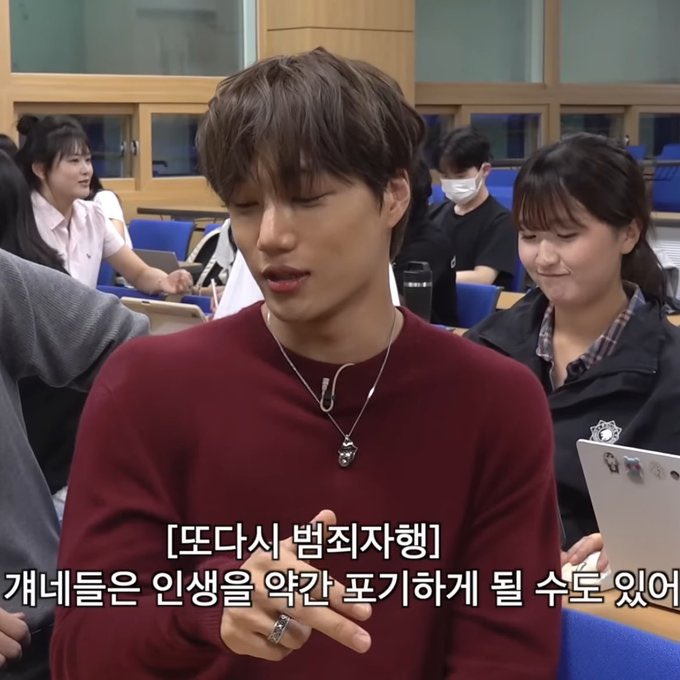 filmzkdl's tweet image. oh kyungsoo loves seeing jongin in wine red.. bro thinks he's me