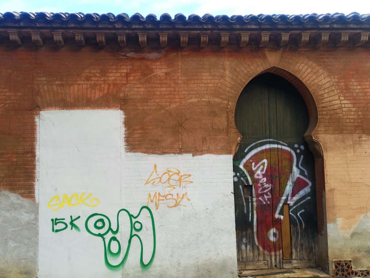 Hola <a href="/AjuntamentVLC/">Ajuntament València</a> <a href="/mjosecatala/">María José Catalá</a> 👇conocevalenciapaseando.blogspot.com/2026/01/la-cer… A vuestro equipo de gobierno debería darle vergüenza tener La Ceramo de Benicalap así, permitiendo estas pintadas delictivas. Y luego las parcheáis encima, cual Pepe Gotera y Otilio, como solución.