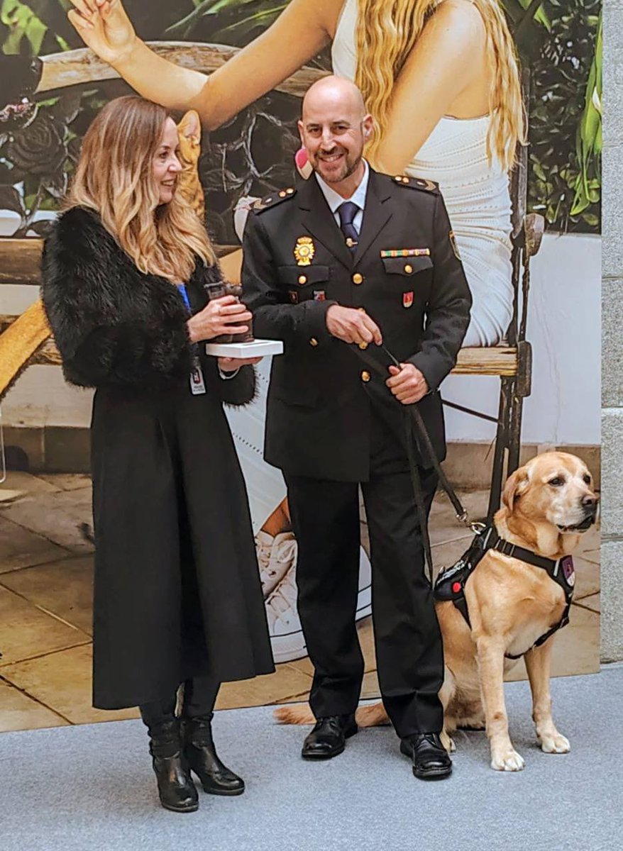 policia's tweet image. Hoy hemos vivido un momento muy especial ✨🤍

Nuestro compañero y su perro Scottex 👮‍♂️🐶 han recogido la distinción denominada Jubi 🏆, otorgada por la asociación @heroesde4patas 🤍, en un acto celebrado en la Real Casa de Postas de #Madrid🏛️

Por una trayectoria marcada por el…