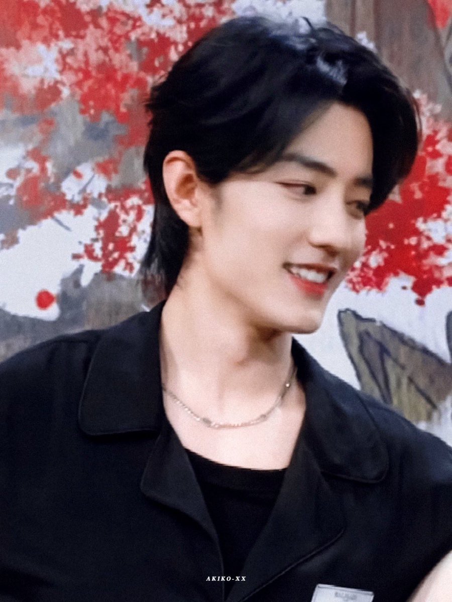 pretty lips pretty eyes pretty face, he just the prettiest man ever