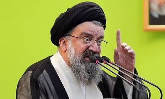 Arab_Intel's tweet photo. 🇮🇷  | Le religieux iranien radical Ahmad Khatami a profité de son prêche du vendredi à Téhéran pour réclamer la peine de mort à l’encontre des manifestants détenus, qu’il a qualifiés de « soldats de Donald Trump » et de « serviteurs » de Benjamin Netanyahu.

Le sermon, diffusé par la radio d’État, a suscité des slogans de fidèles appelant à l’exécution des « hypocrites armés ».

📝 Cela correspond à un concept central en études de sécurité internationale, développé par le courant de Copenhague, nommé sécuritisation, qui désigne le processus par lequel une autorité transforme un enjeu politique ou social en menace existentielle afin de légitimer le recours à des mesures exceptionnelles, en l’occurrence les appels à la peine de mort et à une violence d’État extrême contre les manifestants, dans ce contexte comme mécanisme de survie politique.
