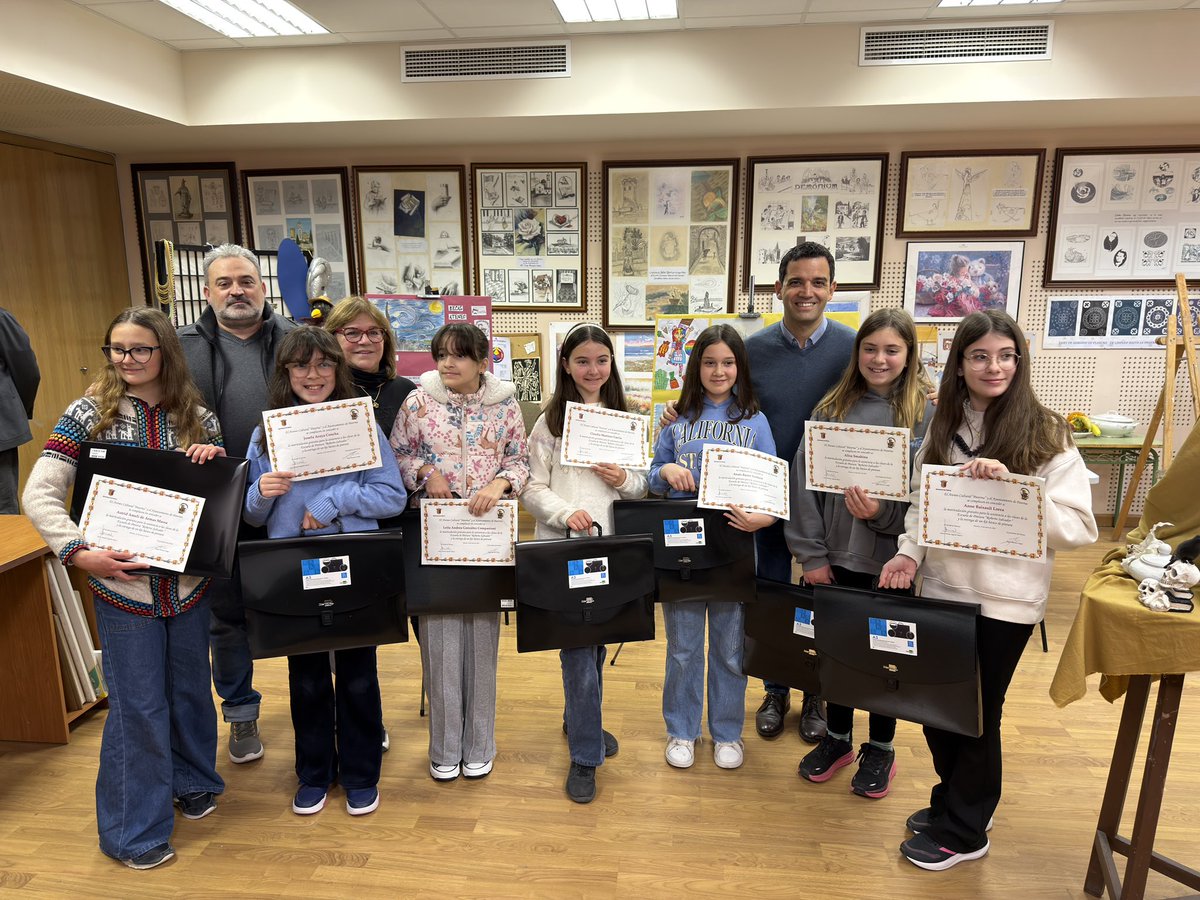 Entrega de diplomas y maletines a nuestras estudiantas de pintura del Ateneo Cultural de Paterna 🎨