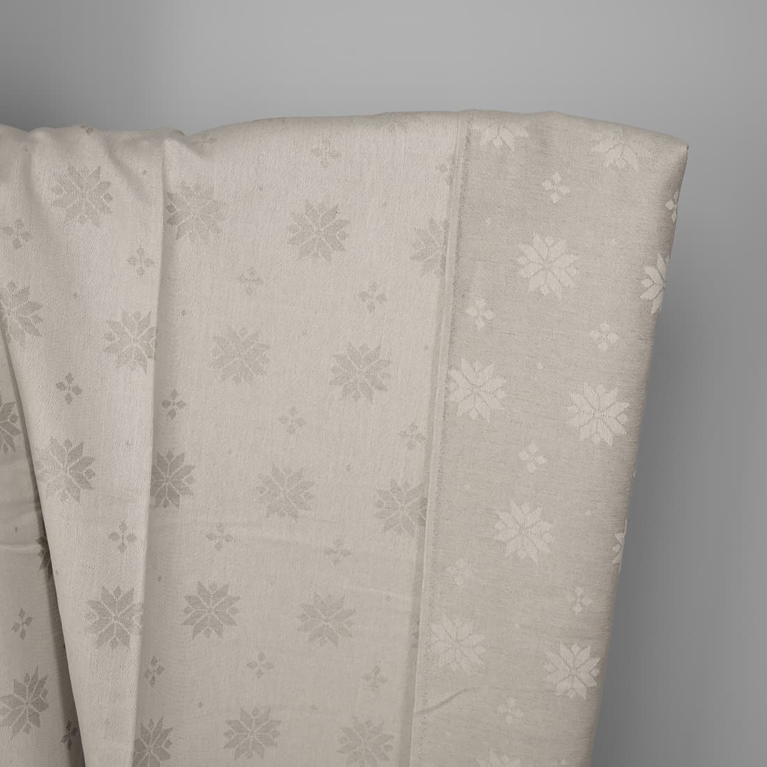 LadyNuala's tweet image. After the Arirang reveal, I'm considering sewing a modern hanbok dress in red and white for the concerts. These linen blend jacquards would be very pretty 💜 I've found a pattern, which seems doable, even if I have to grade a size up.

#BTS #BTS_AIRANG