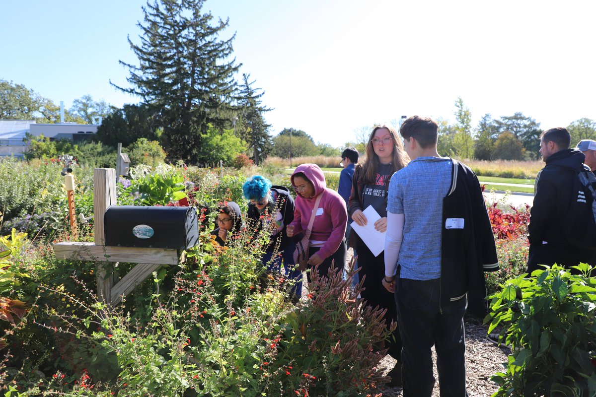 unlagrohort's tweet photo. Sparking curiosity about plant science and controlled-environment agriculture, #UNLAgroHort's Christine Barta, led urban HS student tours this fall on #Nebraska U's East Campus, highlighting the greenhouses and @BYFUNL Garden. #UNL #IANR https://t.co/9eHvuiBgfv
