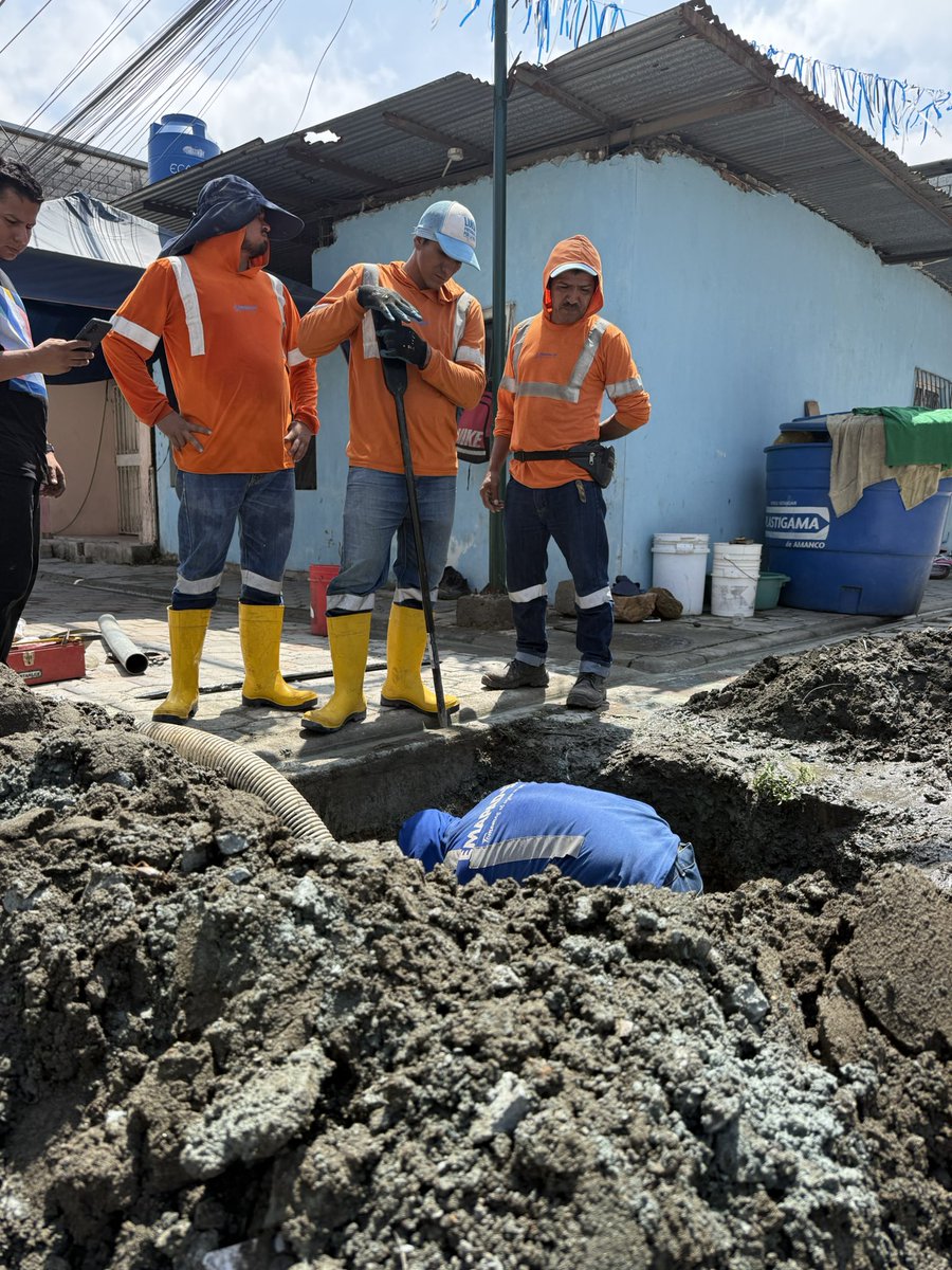 Continuamos trabajando en la reparación de la tubería en la cooperativa 10 de Enero, donde se registró un daño en una tubería terciaria de 90 mm.

El equipo técnico de EMAPAD-EP se mantiene en el sitio ejecutando las labores necesarias para restablecer el servicio.