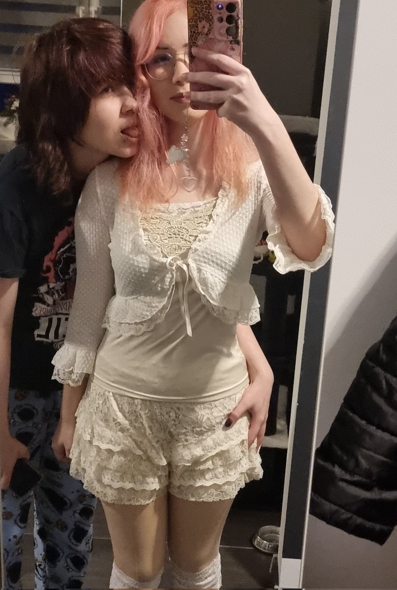 laceddollette's tweet image. me w my puppy 🩷