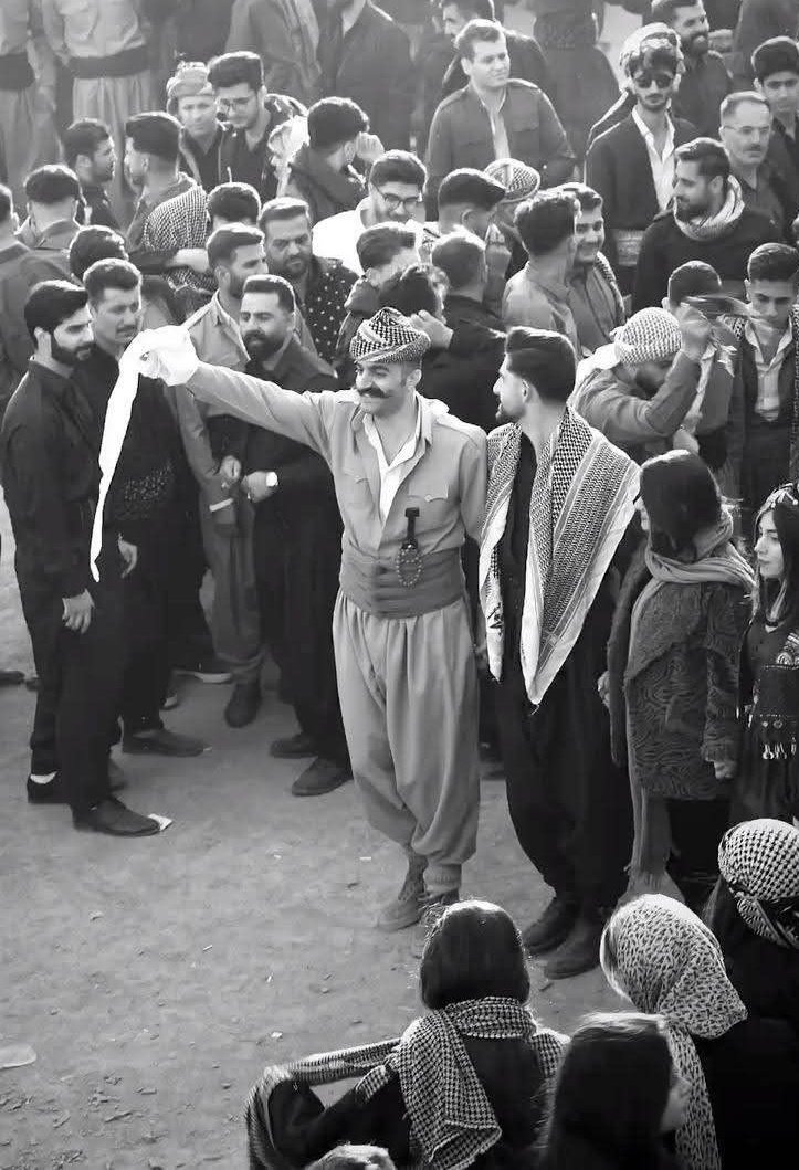 ده ترسن له هەڵپەڕین كه ببێ به ڕاپەڕین.
ده ترسن له جامانه كه ببێ به پەت بۆ گەردنیان.