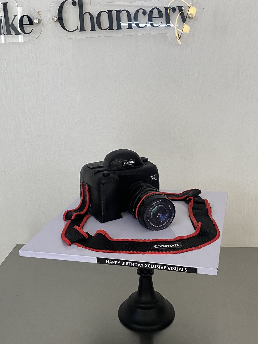 TheCakeChancery's tweet image. Client : Cake Chancery, I need a camera cake for a photographer . Is it possible ???

Me : “ grabs apron” say no more boss 

👇👇👇👇👇👇👇👇