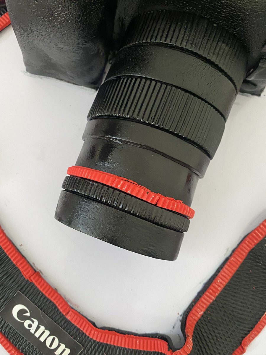 TheCakeChancery's tweet image. Client : Cake Chancery, I need a camera cake for a photographer . Is it possible ???

Me : “ grabs apron” say no more boss 

👇👇👇👇👇👇👇👇