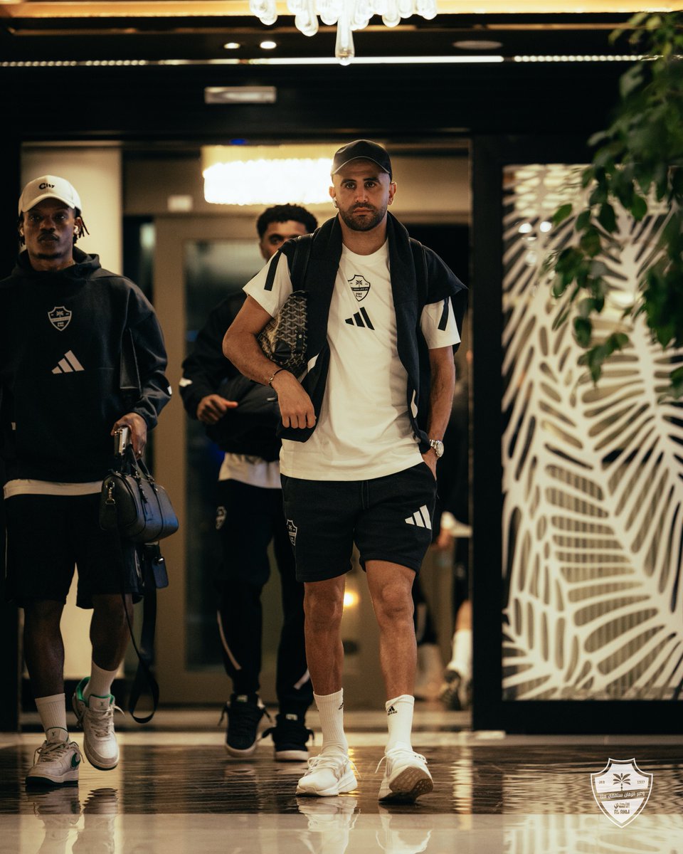 📸 رياض محرز خلال المغادرة إلى القصيم 💚