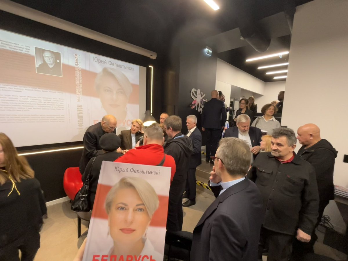 📚 Dziś w Warszawie odbyła się prezentacja najnowszej książki <a href="/YFelshtinsky/">Yuri Felshtinsky</a> poświęconej Białorusi. Główną bohaterką jest <a href="/NatalliaRadzina/">Nata Radina</a>, białoruska publicystka, redaktor portalu <a href="/charter_97/">Сharter97.org</a>. Pozycję wydano w języku białoruskim, rosyjskim i ukraińskim.