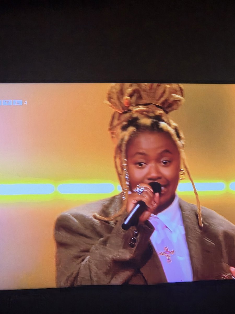 Jaaaaaa! Ik spring voor de tv! Ik schreeuw naar de tv. Wat leuk dit!!! #tvoh