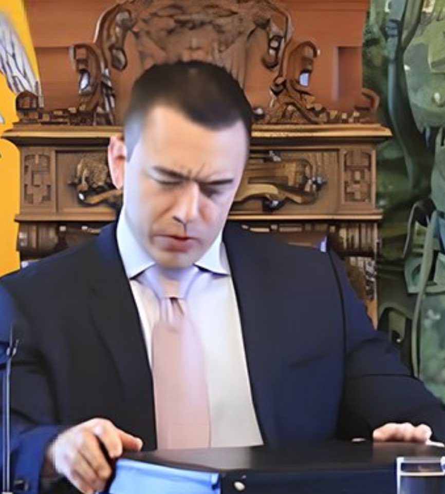 AngieMeli_Ec's tweet photo. @Presidencia_Ec @DanielNoboaOk Una cara de envejecido drogado, brutal! Si lo van a sacar al menos editenlo un poquito que no se le note... 
🫩 Y eso que viene de "vacaciones"... Imagínense si trabajara algún día... 🙄 https://t.co/XmPSwpf2AR
